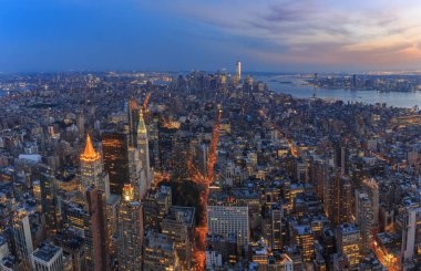 New York Şehir Merkezi ve Manhattan ufuk çizgisi manzarası gün batımında One World Trade Center gökdeleni ile