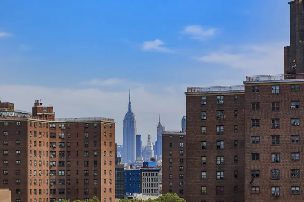 Manhattan şehir merkezinin gökdelenleri, ülkenin ticari ve medya merkezi Aşağı Manhattan New York 'taki tuğla cephelerin arkasında — Stok fotoğraf