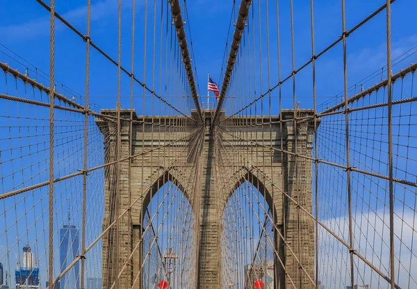Közelkép a hegyes ívek felett az átjárók keresztül a kőtornyok a Brooklyn híd New York City USA — Stock Fotó