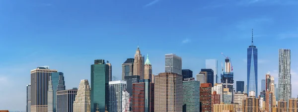Скайлайн центра Нью-Йорка и Лоуэр-Манхэттена в Нью-Йорке, США, виден через кабели Бруклинского моста — стоковое фото
