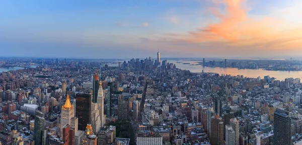 New York Şehir Merkezi ve Manhattan ufuk çizgisi manzarası gün batımında One World Trade Center gökdeleni ile — Stok fotoğraf