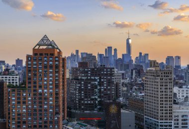 Günbatımından önceki bulutlu bir günde New York 'un ikonik gökdelenlerinin ve gökdelenlerinin hava görüntüsü