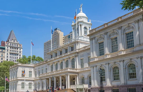 New York City Hall, with people on the steps — Stock Photo, Image