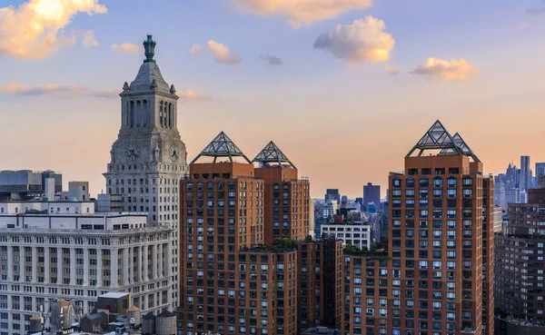 Günbatımından önceki bulutlu bir günde New York 'un ikonik gökdelenlerinin ve gökdelenlerinin hava görüntüsü — Stok fotoğraf