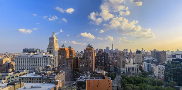 Günbatımından önceki bulutlu bir günde New York 'un ikonik gökdelenlerinin ve gökdelenlerinin hava görüntüsü — Stok fotoğraf