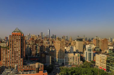 Puslu bir günde New York 'un ikonik gökdelenlerinin ve gökdelenlerinin havadan görünüşü