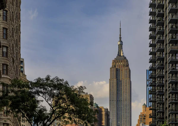 Skyline de la ville et chef-d'œuvre art déco, Empire State Building du niveau de la rue à Midtown Manhattan, New York, États-Unis — Photo