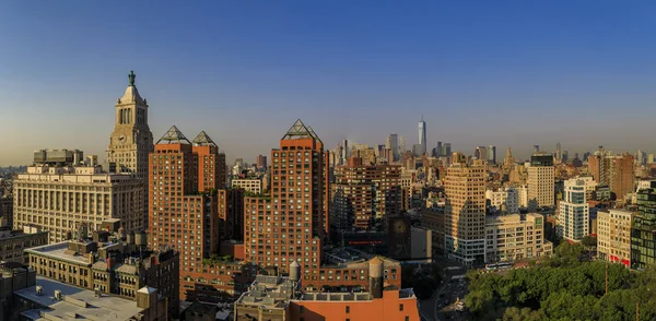 Vue aérienne de l'horizon emblématique et des gratte-ciel de New York Lower Manhattan par une journée brumeuse — Photo