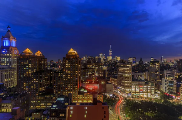 Günbatımından sonraki bulutlu bir günde New York 'un ikonik gökdelenlerinin ve gökdelenlerinin havadan görünüşü — Stok fotoğraf