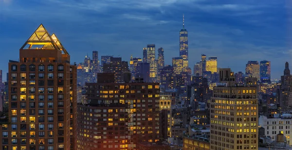 Günbatımından sonraki bulutlu bir günde New York 'un ikonik gökdelenlerinin ve gökdelenlerinin havadan görünüşü — Stok fotoğraf