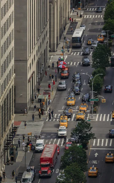 Вид с высоты птичьего полета на оживленные улицы в центре Манхэттена на пересечении Парк-авеню, Нью-Йорк, США — стоковое фото