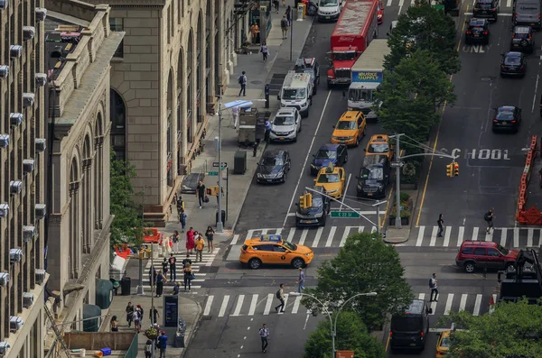 Вид с высоты птичьего полета на оживленные улицы в центре Манхэттена на пересечении Парк-авеню, Нью-Йорк, США — стоковое фото
