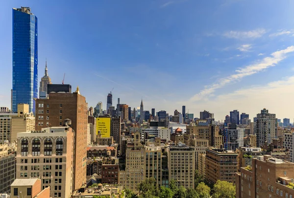 Вид с воздуха на знаковые горизонты и небоскребы в центре Манхэттена, Нью-Йорк, США — стоковое фото