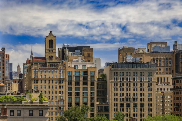 Manhattan 'ın göbeğindeki ikonik gökdelendeki konut ve ofis binalarının hava manzarası bulutlu bir günde, New York Usa — Stok fotoğraf