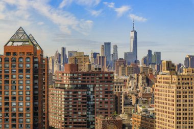 Puslu bir günde New York 'un ikonik gökdelenlerinin ve gökdelenlerinin havadan görünüşü