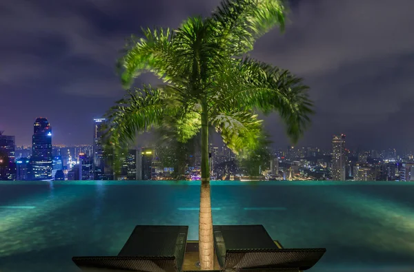 Berühmter Infinity-Pool in der Marina Bay sandet Luxushotel und Stadtsilhouette mit Wolkenkratzern vor Sonnenaufgang in Singapore — Stockfoto