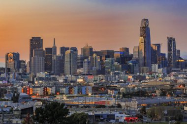 Gün batımından sonra şehir silueti renkli bulutlar ve şehir merkezindeki gökdelenler San Francisco, California 'da