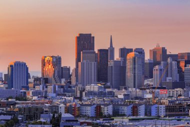 Gün batımından sonra şehir silueti renkli bulutlar ve şehir merkezindeki gökdelenler San Francisco, California 'da