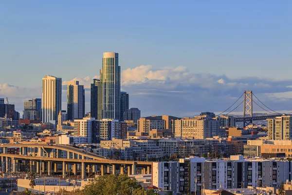 Panorama del horizonte de San Francisco al atardecer con nubes coloridas, Bay Bridge y rascacielos del centro financiero —  Fotos de Stock