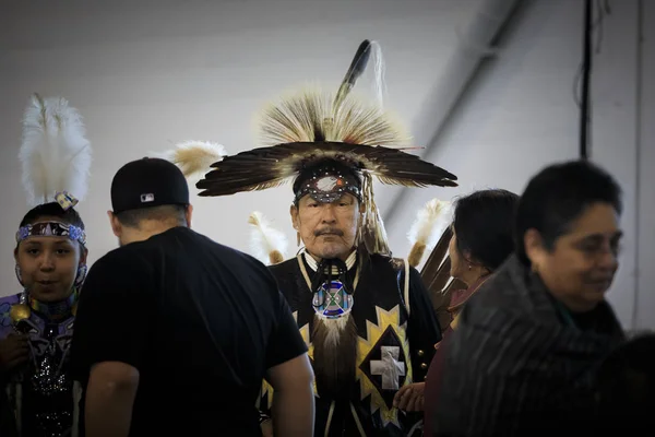 Őslakos amerikai egy bonyolult sündisznó csótány, sas toll napellenző és a hagyományos ruhát egy powwow San Francisco — Stock Fotó