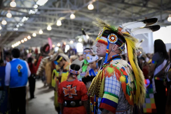 アメリカ先住民のインド人は、アメリカのサンフランシスコにあるパワーウェイでポルカピンのローチと伝統的な衣装を着て踊ります。 — ストック写真