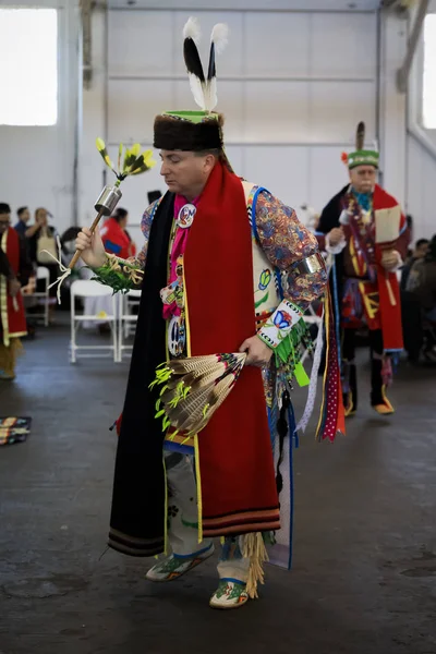 Índios nativos americanos vestidos com roupas tradicionais intrincadas e coloridas dançando em um powwow em San Francisco, EUA — Fotografia de Stock