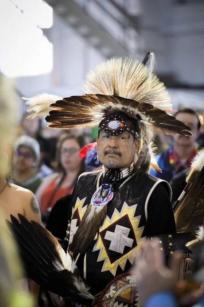 Nativo americano em uma barata de porco-espinho intricada, viseira de penas de águia e uma roupa tradicional em um powwow San Francisco — Fotografia de Stock