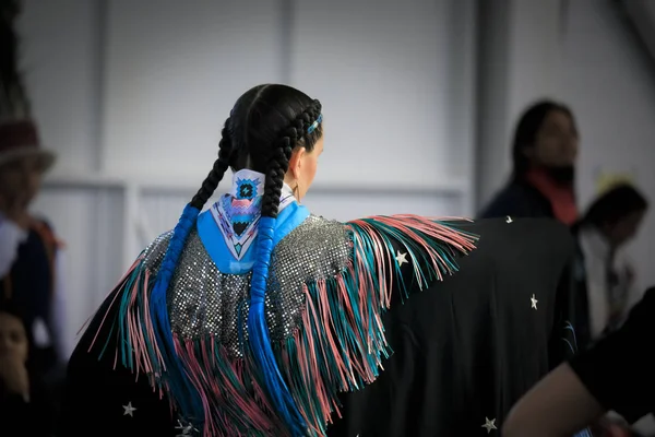 Mujer indígena nativa americana en un intrincado traje tradicional de chal de lujo bailando en un powwow en San Francisco, Estados Unidos — Foto de Stock