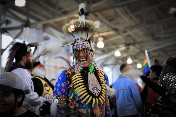 Native American Indian wearing a porcupine roach and a traditional outfit dancing at a powwow in San Francisco, USA — Stock Photo, Image