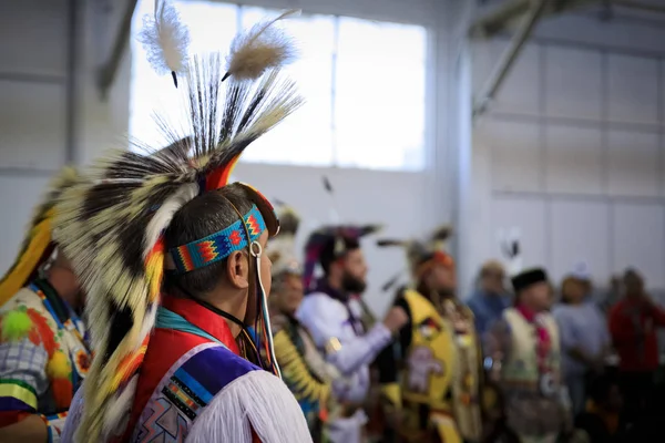 Indio nativo americano con una cucaracha de puercoespín y un traje tradicional bailando en un powwow en San Francisco, EE.UU. — Foto de Stock