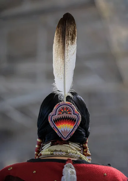 Indianka Indianka w tradycyjnym stroju z orlim piórem we włosach na zebraniu w San Francisco, Usa — Zdjęcie stockowe