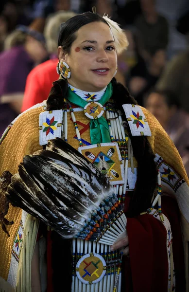 Native American Indian kvinna klädd i intrikata och färgglada traditionella outfit dans på powwow, San Francisco, Usa — Stockfoto