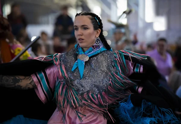 Native American Indian woman in an intricate traditional fancy shawl outfit dancing at a powwow in San Francisco, USA — Stock Photo, Image