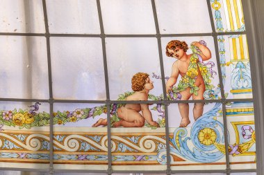 Negresco Otel 'de Baccarat kristal avizesi olan Büyük Salon Kraliyet Salonu' nun abartılı dekoru. Güzel, Fransa