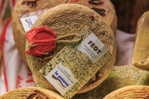 Una rueda entera de queso pecorino de leche de oveja para la venta en un mercado local de agricultores al aire libre en Ventimiglia, Italia — Foto de Stock