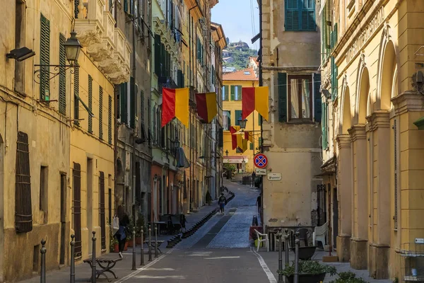 Coloridos edificios antiguos de una ciudad medieval de Ventimiglia en la cima de una colina en Italia frente a la frontera francesa — Foto de Stock