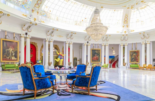 Decoración extravagante del Grand Salon Royal Lounge con una lámpara de araña de cristal de bacará en el hotel Negresco Niza, Francia — Foto de Stock