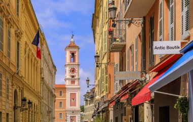 Caserne Rusca saat kulesi. Önünde restoranlar ve dükkanlar var. Eski şehrin sokaklarında, Nice Fransa 'nın Vieille Ville' inde.