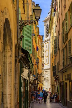 Nice, Fransa - 24 Mayıs 2018: Geleneksel mağazalar ve kafeler Old Town sokaklarda Akdeniz Evleri'nde görünümünü