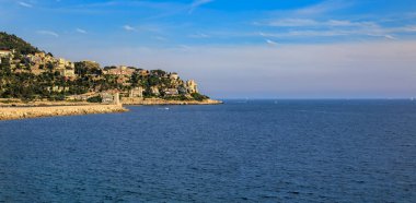 Arkasında Akdeniz olan ünlü Promenade des Anglais sahil şeridi Cote dazur, Fransa