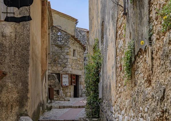 フランス南部の絵のような中世の街の狭い通りにある古い建物の石造りの外観 地中海に沿って — ストック写真