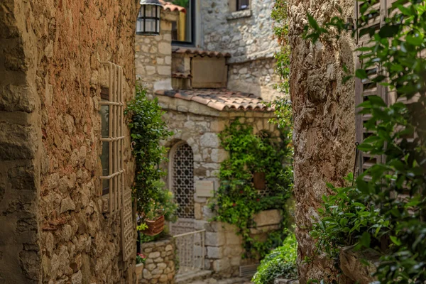 フランス南部の絵のような中世の街の狭い通りにある古い建物の石造りの外観 地中海に沿って — ストック写真