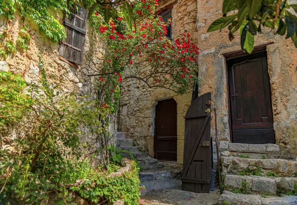 地中海沿いのフランス南部の中世都市、エズ村の通りに花のある古い建物 — ストック写真