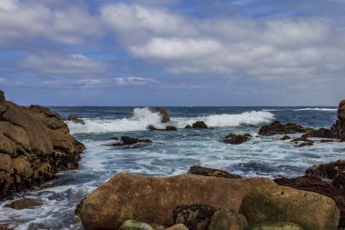 Pasifik Okyanusu dalgalar çökmesini uçuruma Monterey'de engebeli Kuzey Kaliforniya kıyı şeridi üzerinde