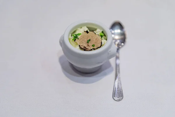 黒トリュフとフランスのニースの高級レストランでラメキンに刻んだネギのスライスとトリュフクリーム前菜 — ストック写真