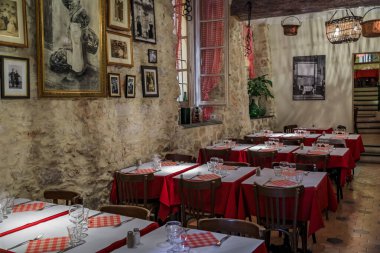 Nice, Fransa - 3 Haziran 2019: Eski Vielle Ville 'in sokaklarında kapalı oturulan geleneksel bir kırsal nicois restoranı manzarası