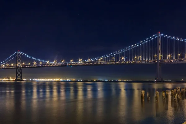 San Francisco Bay Bridge Een Heldere Nacht Verlicht Door Geel — Stockfoto