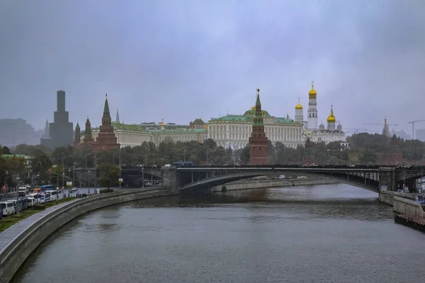 Moskau Russland Oktober 2015 Rote Kremlmauer Und Turm Mit Verkehr — Stockfoto