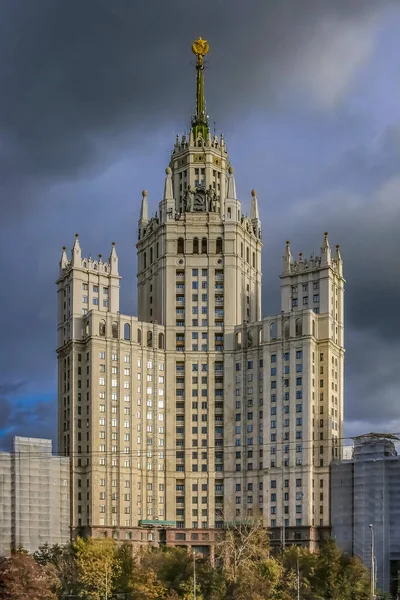 科泰涅什卡亚堤岸大楼 Kotelnicheskaya Embankment Building 是斯大林七座高楼之一 1952年由俄罗斯莫斯科莫斯科瓦河 Moskva River 风格斯大林式 — 图库照片