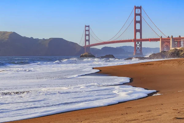 贝克海滩日落时在加利福尼亚州旧金山著名的金门大桥视图 — 图库照片